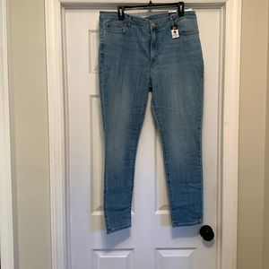 Lee Jeans. Slim fit.